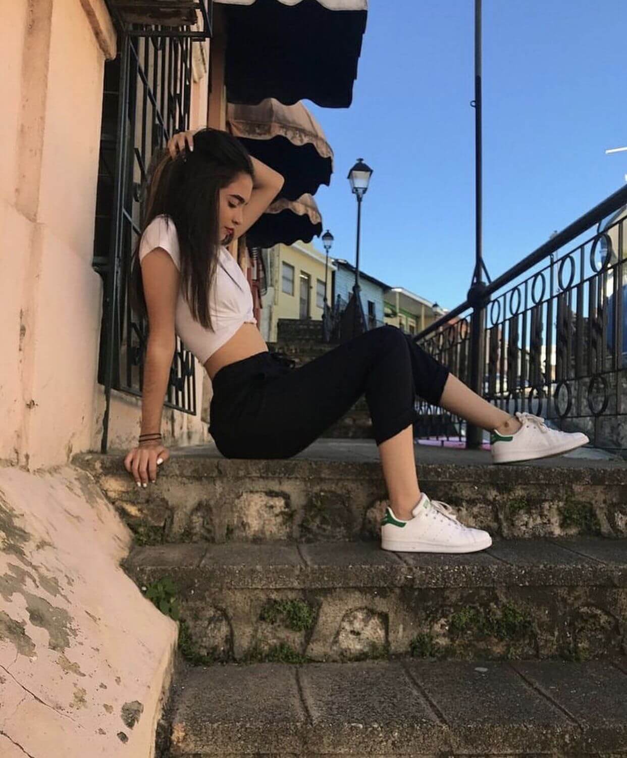 Foto tumblr chica posando con estilo sentada en escaleras sin mostrar la cara
