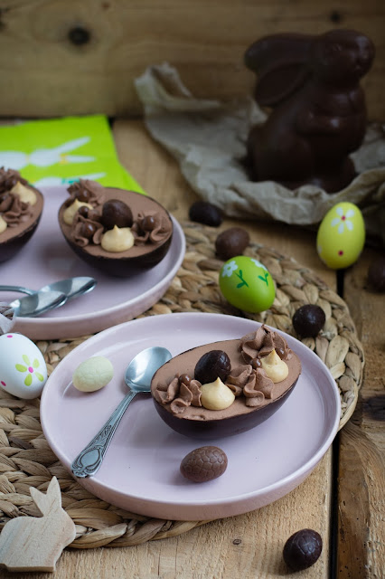 Oeufs au chocolat pour le dessert de Pâques