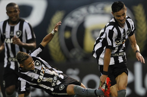 Botafogo faz jogo seguro, vence o Corinthians e sobe na tabela