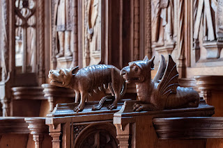 Der Genfer Mattelin Vuarser schuf 1520 das Chorgestühl in der Stiftskirche Saint-Laurent von Estavayer-le-Lac. Dazu gehören auch diese mythologischen Fabelwesen.