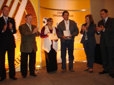 El Mejor Barista del Mundo Raul Rodas recibe Galardon Tenedor de Oro 2012