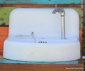 reclaimed wood potting bench http://bec4-beyondthepicketfence.blogspot.com/2014/06/potting-bench-challenge.html