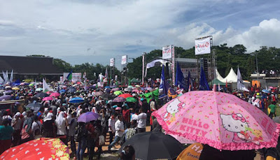 Ambon, Malukupost.com - Ribuan pendukung pasangan bakal calon Gubernur dan Wakil Gubernur Maluku, Murad Ismail-Barnabas Orno, menghadiri deklarasi pasangan yang disapa dengan sebutan "Baileo" itu di Lapangan Merdeka Ambon, Sabtu (27/1). Berdasarkan pantauan, para pendukung dan relawan balon pasangan kepala daerah ini hadir dengan menggunakan berbagai atribut partai pengusung, di antaranya Partai Demokrasi Indonesia Perjuangan, Partai Kebangkitan Bangsa, Partai Nasional Demokrat, Partai Hati Nurani Rakyat, serta Partai Persatuan Pembangunan.