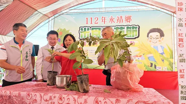 ▲永靖鄉米食果苗節暨農特產品推廣活動，湳港社區德金種苗行示範果苗嫁接技術。（記者林明佑翻攝）