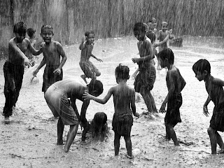 Crianças brincando na chuva