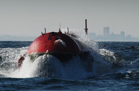800px-Pelamis_bursts_out_of_a_wave