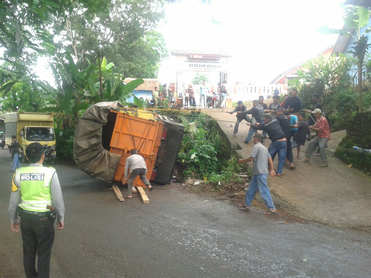  Laka  Tunggal Truk  Pakan Ayam  Terbalik Di Kalapanunggal 