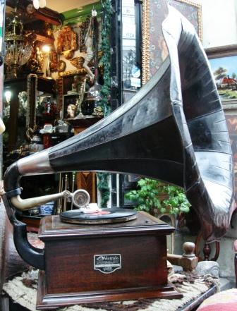 Antique Victrola in Lima Teaches Lesson