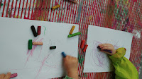 Peinture enfant à l'encre de couleur cadre en carton noël cadre en carton peinture cadre à l'encre de couleurs cadre en carton avec paillettes collage paillettes noël