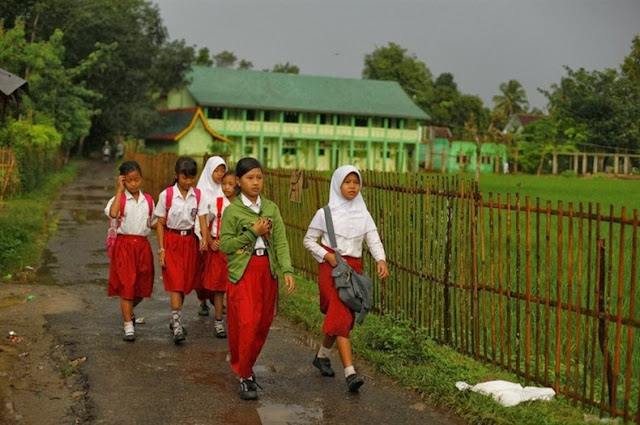  Foto  Anak  anak  Menantang Maut Demi Pergi Ke Sekolah  