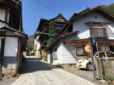 田沢温泉街の石畳