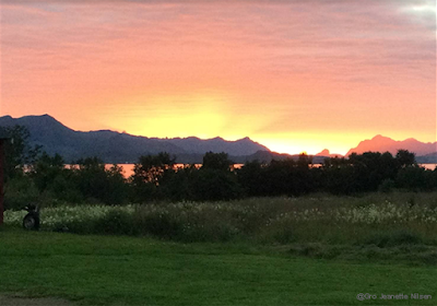 Solnedgang over Vesterålen. Foto: Gro Jeanette Nilsen.