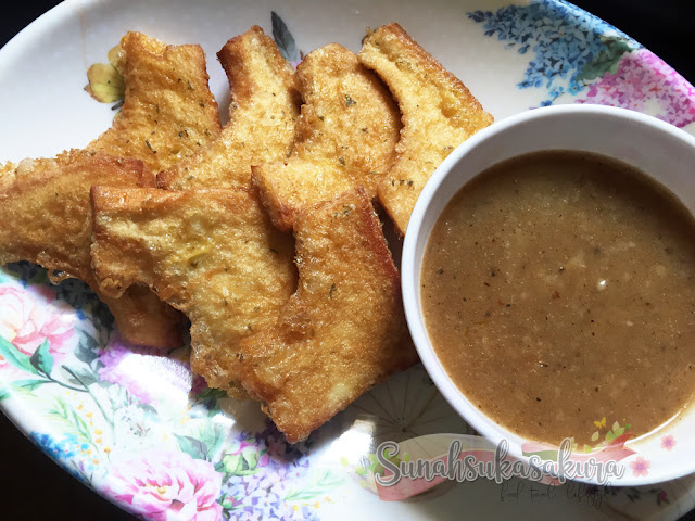 French Toast with Black Pepper Gravy