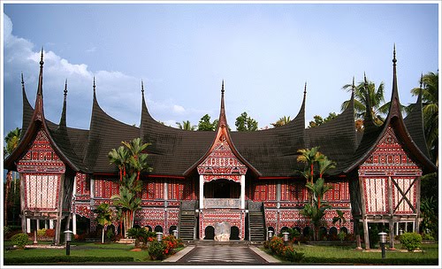 Rumah gadang merupakan rumah adat minangkabau rumah gadang ini 
