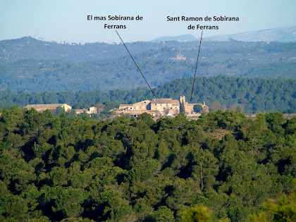 El mas Sobirana de Ferrans amb l'església de Sant Ramon des del Serrat del Maurici