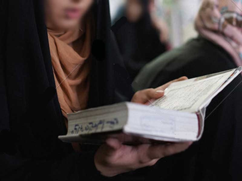 Bolehkah Seorang Wanita Membaca Al-Qur’an Tanpa Menutup Aurat Dan Terbuka Kepalanya?