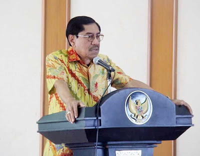 Ambon, Malukupost.com - Pelaksana tugas (Plt) Gubernur Maluku, Zeth Sahuburua optimistis pada 2019 bisa menurunkan angka kemiskinan hingga 16 persen. "Pada September 2017 angka kemiskinan sebesar 18,91 persen dari penduduk sebanyak 1,82 juta jiwa, makanya optimistis menurun hingga 16 persen pada 2019," katanya saat pembukaan musyawarah khusus dan pelatihan analisa penanggulangan kemiskinan Maluku pada 2018, di Ambon, Kamis (22/3). Zeth yang dipercayakan Mendagri,Tjahjo Kumolo menjadi Plt Gubernur Maluku karena Said Assagaff menjalani cuti diluar tanggungan negara pada 15 Februari hingga 23 Juni 2018 mengemukakan, merealisasi sejumlah program agar angka kemiskinan mencapai 16 persen itu terealisasi saat keduanya mengakhiri masa jabatan.