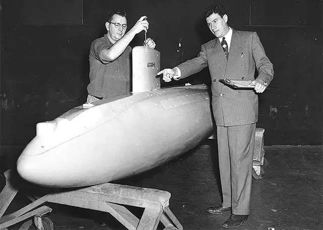 El arquitecto naval Morton Gertler asesora al constructor de instrumentos Carson W. Caudle en la preparación de un modelo del Albacore.