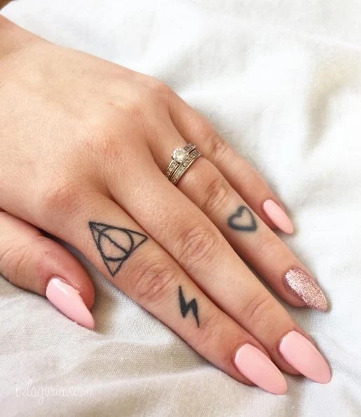 Un tatuaje en los dedos de una chica con símbolos