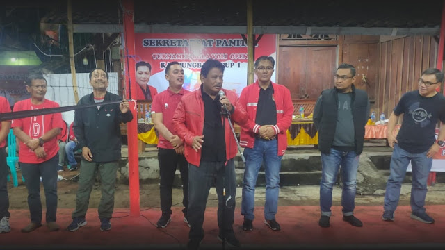 Plt Bupati Nganjuk, Marhaen Djumadi, memberikan sambutan saat pembukaan Turnamen Bola Voli Kampungbaru Cup I, Senin 3 Oktober 2022 malam