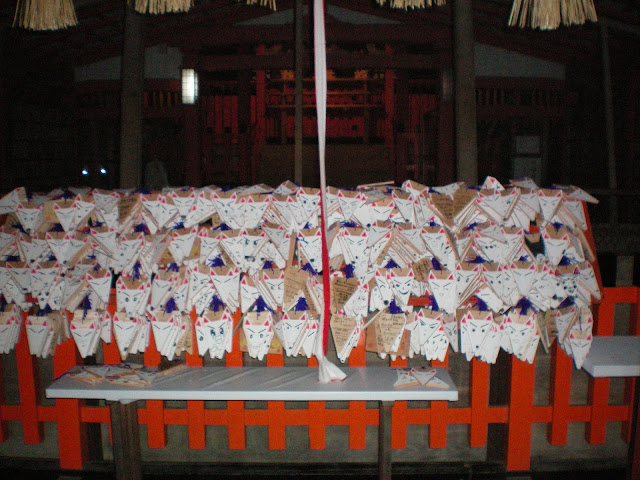 Tablillas con cara de zorro en Fushimi inari taisha (Kyoto)﻿