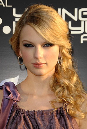 Taylor Swift With Curly Hair. Taylor Swift has naturally