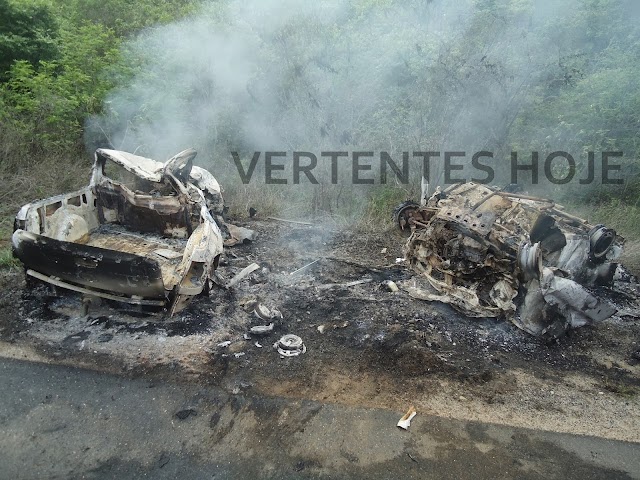 Saveiro colidiu com ambulância, pegaram fogo e 4 pessoas morreram carbonizadas na PE-90