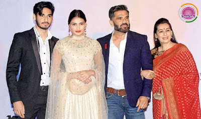 aahan-shetty-dengan-keluarganya