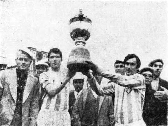 Alvarez y Lorenzo levantan el Trofeo que la "Peña Lorenzo" entregó al primero como máximo goleador del Grupo II de 3ª División. REAL VALLADOLID DEPORTIVO 0 ADO DEN HAAG 1 Domingo 13/06/1971, 17:30 horas. Trofeo triangular IV Centenario de la Batalla de Lepanto, 3er. partido. Valladolid, estadio Municipal José Zorrilla. GOLES: 0-1: 30’, Hestad