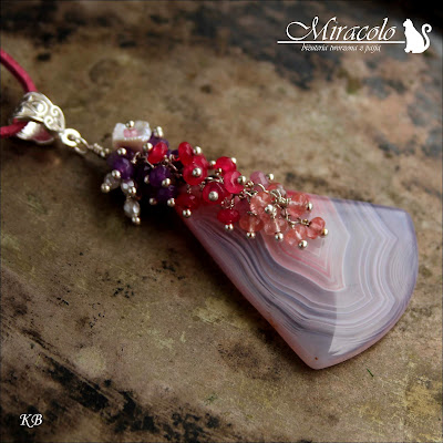 Miracolo, plaster agatu, agat zawieszka, oponki agatu, kwarc malinowy, perła Keishi. agate pendant