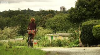 Alys cycles to meet George