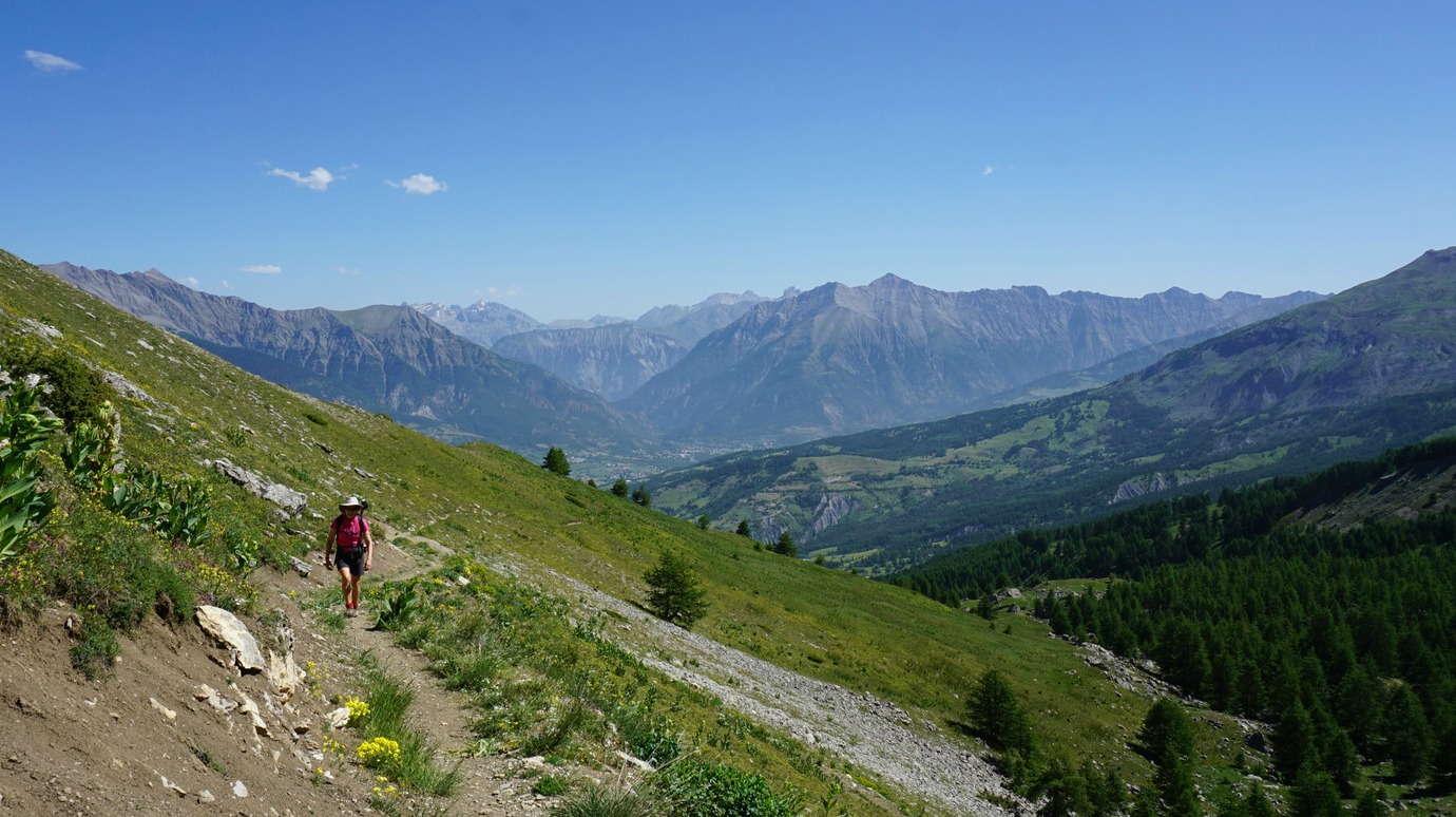 Trail towards Le Queiron rock wall