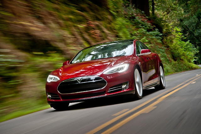 Tesla Model S Signature rossa dinamica