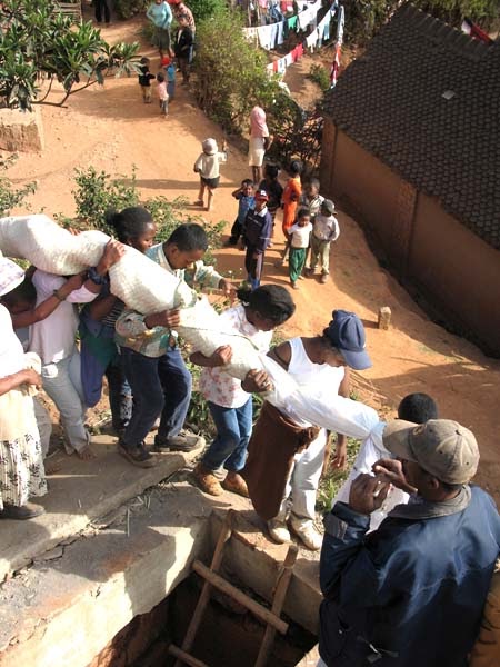 Menari Dengan Mayat di Madagaskar