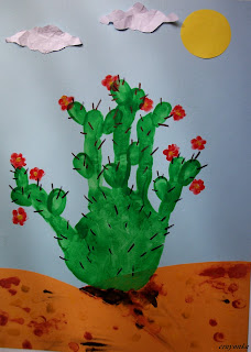 kwitnący kaktus z odciśniętej na papierze dłoni