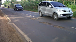 Jalan Provinsi Di Pesawaran Rusak, Berlubang, Dan Minim Penerangan