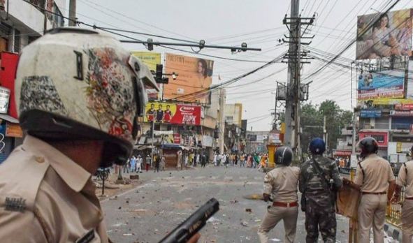 نئی دہلی: بھارت میں حکمراں جماعت بی جے پی کے رہنماؤں کے گستاخانہ بیانات کیخلاف احتجاج کرنے والوں پرپولیس کی براہ راست فائرنگ  سے 2 افراد جاں بحق ہوگئے۔