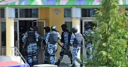 «Οι αστυνομικοί έχουν συλλάβει έναν έφηβο» - Παιδιά πηδούσαν από τον τρίτο όροφο για να σωθούν Σύμφωνα με τις τελευταίες πληροφορίες οι δράσ...