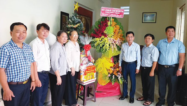 Lãnh đạo quận đến thăm, trao quà của Ban Dân vận Thành ủy tặng Dòng tu Phan Sinh Thừa Sai Đức Mẹ. (Ảnh: P. An)