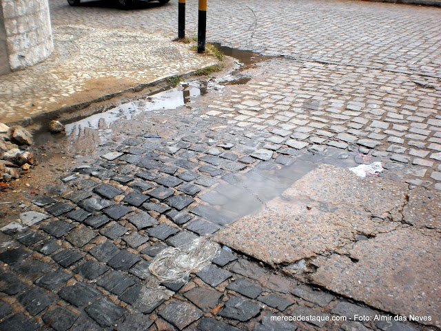 Desperdício de água no Bairro Dona Lica