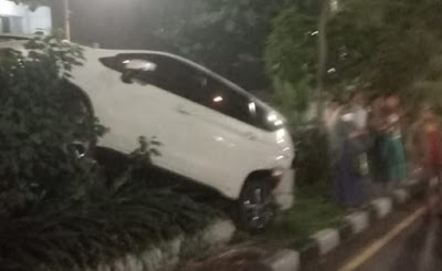 Ditabrak Nissan X-Trail, Mobil Mistubishi Xpander Standing di Medan Jalan Arjuno