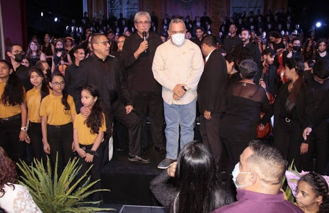 EL MAESTRO FELIPE IZCARAY RECIBIÓ LA ORDEN JACINTO LARA