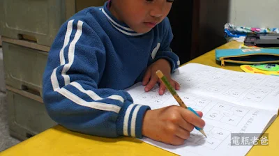 從確認精細能力已經發展到一定的基礎，不論是寫國字、數學或是畫圖，鉛筆上都會套上握筆器，讓小孩有正確的握筆姿勢。
