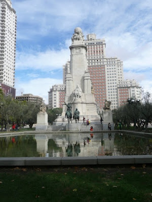 monumento a Miguel de Cervantes en la plaza de España