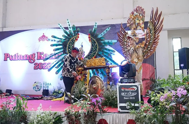 Plt Bupati Nganjuk Marhaen Djumadi memukul gong tanda dibukanya Festival Pulang Kampung di GOR Bung Karno Nganjuk, Kamis 5 Mei 2022