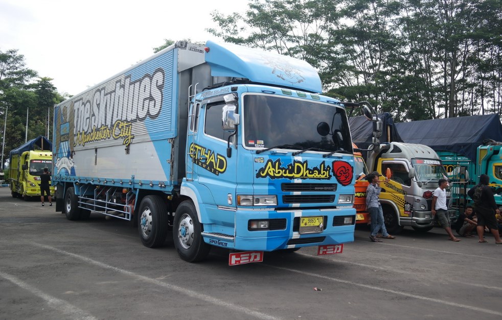  Gambar  Truk  Trailer Modifikasi  Info Mobil Truck