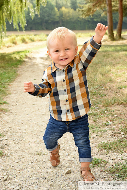 photo enfant 1 an trop mignon qui marche 1er pas