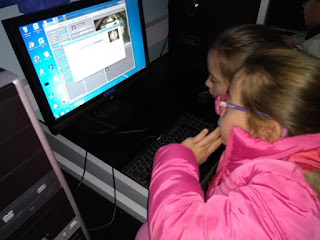 la imagen muestra dos alumnas frente a la pantalla de la netbook programando con scratch