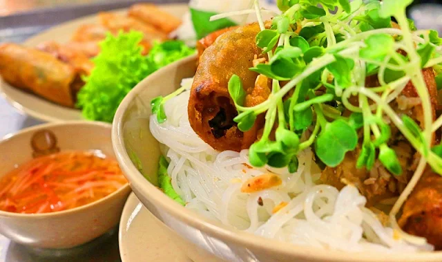 Bún chả giò