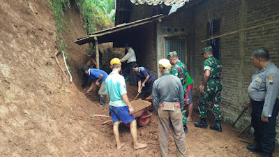 Usai Apel Pasukan, TNI-Polri Bantu Membersihkan Korban Longsor di Desa Somogede